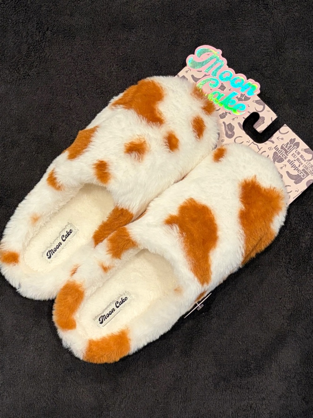 NWT Cute Cowhide Pattern White & Brown Fuzzy Slide Slippers Size M 7 / 8 - Picture 2 of 7